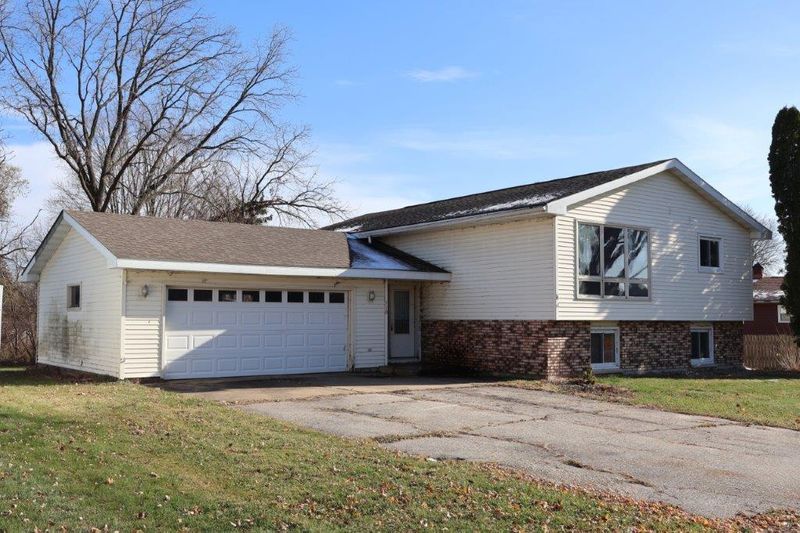 110 Lakeview Ct, Tomah, WI 54660
