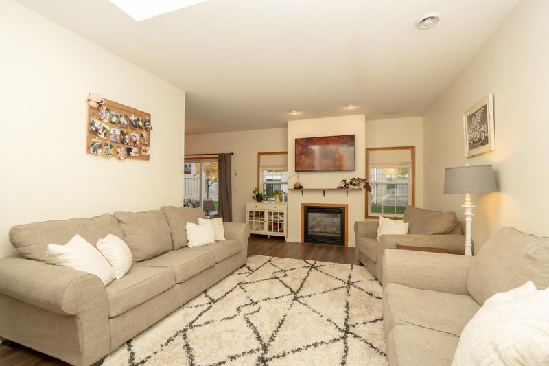 8042 Stratford Cir S, Shakopee, MN 55379