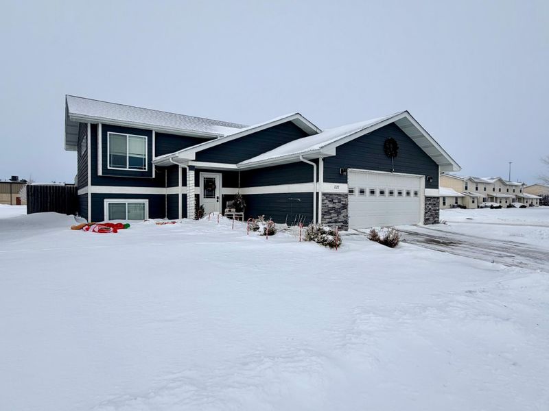 1727 Grand Ave, Worthington, MN 56187