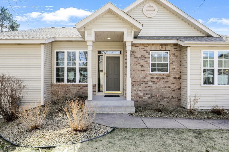 150 Wedgewood Dr, Mahtomedi, MN 55115