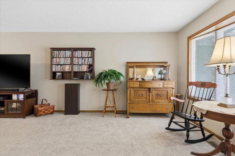 1079 S Pointe Dr, Hastings, MN 55033