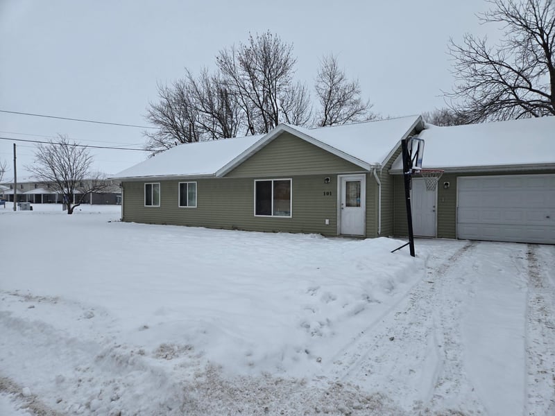 101 Connie Ln, Eagle Lake, MN 56024