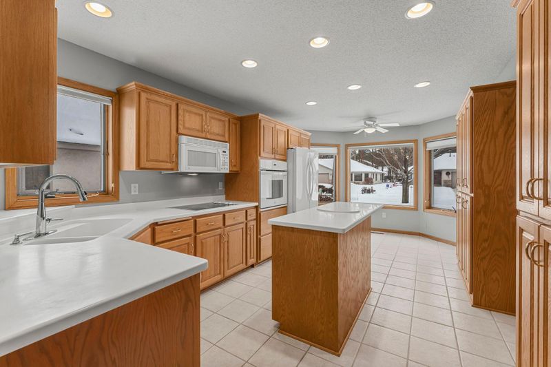 547 Woodside Ct, Shakopee, MN 55379