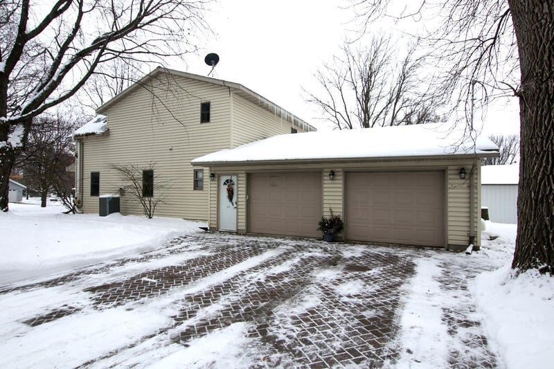 302 2nd St SE, Renville, MN 56284