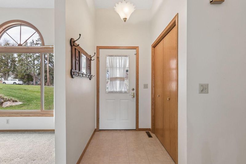 625 E 1st St, Waconia, MN 55387