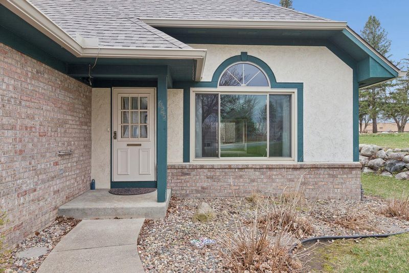 625 E 1st St, Waconia, MN 55387