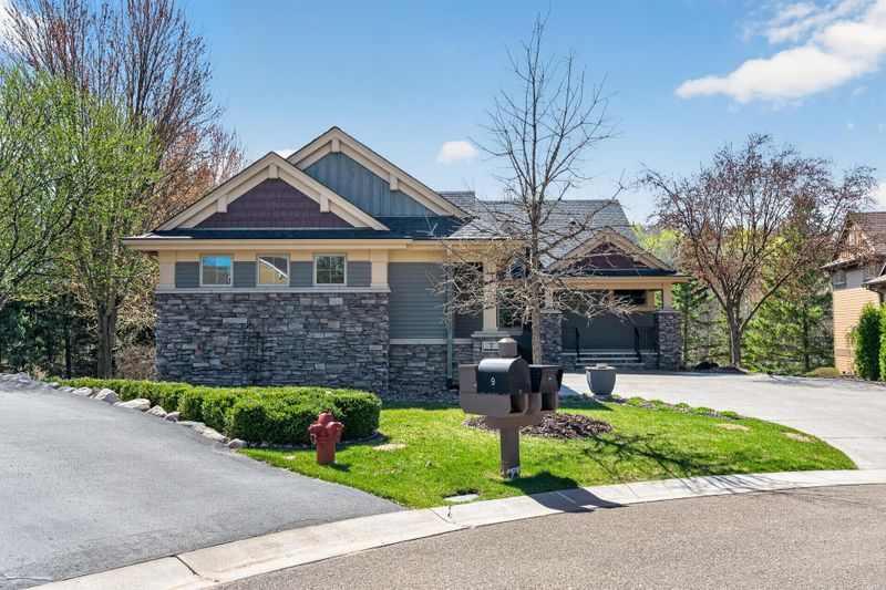 7 Hawthorne Ct, North Oaks, MN 55127