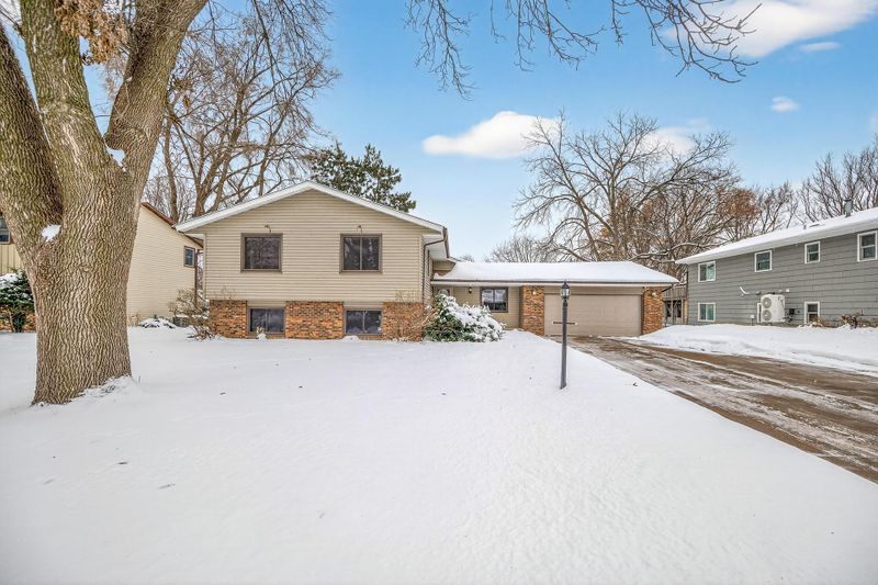 2801 Aglen Ave, Roseville, MN 55113