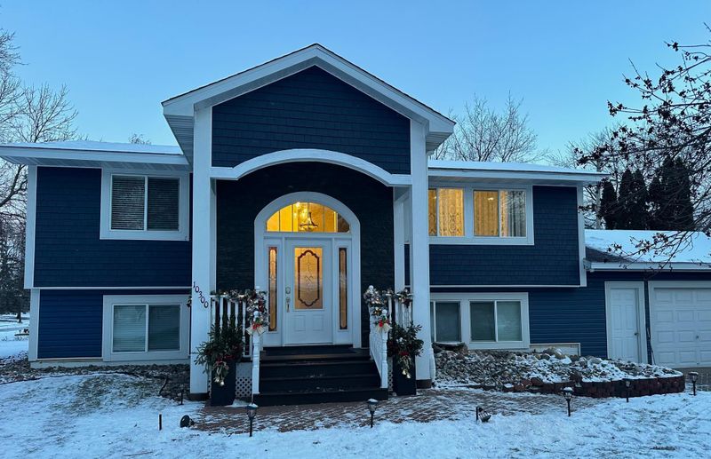 10300 Parkview Ln, Champlin, MN 55316