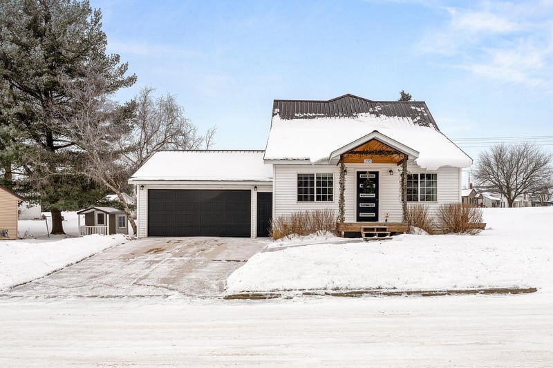 310 Maple Dr, Spring Grove, MN 55974
