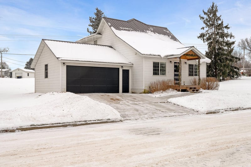 310 Maple Dr, Spring Grove, MN 55974