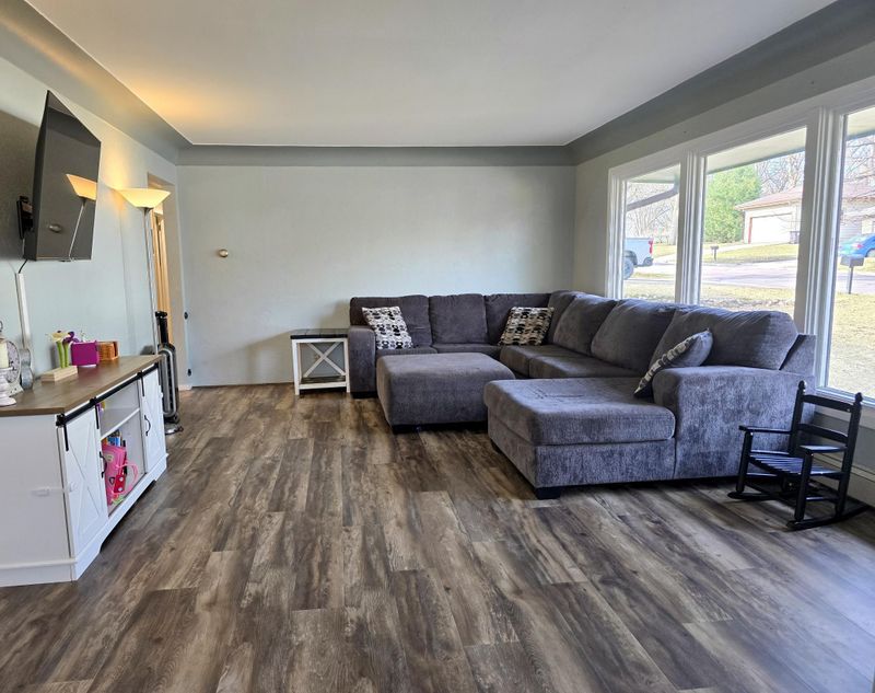 629 Olson Ave, Windom, MN 56101