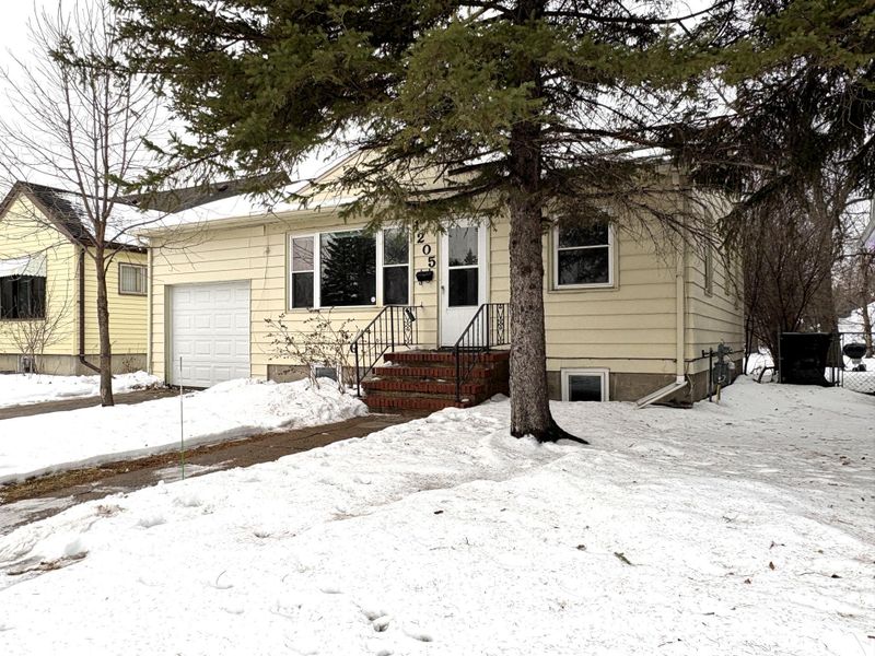 1205 6th St S, Moorhead, MN 56560