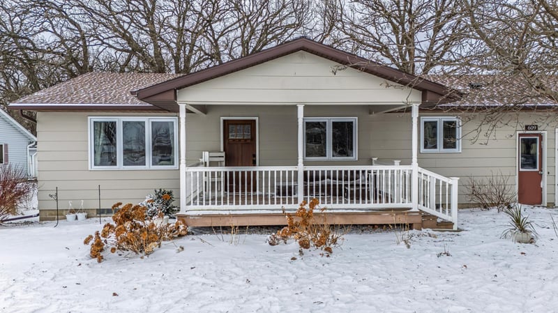 609 E 8th St, Winthrop, MN 55396