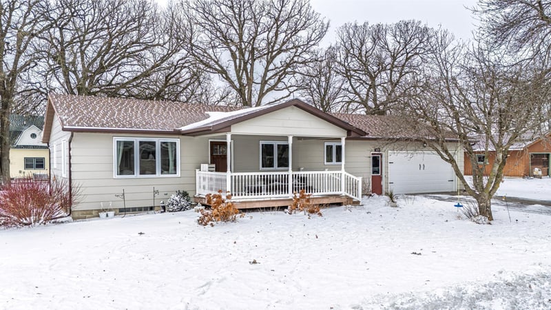 609 E 8th St, Winthrop, MN 55396