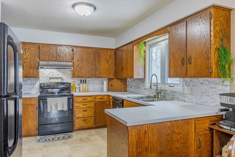 609 E 8th St, Winthrop, MN 55396