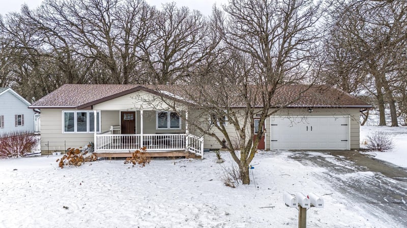 609 E 8th St, Winthrop, MN 55396