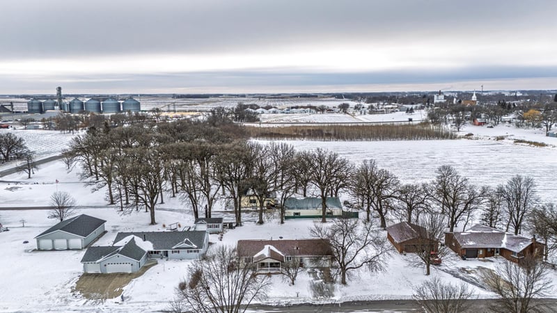 609 E 8th St, Winthrop, MN 55396
