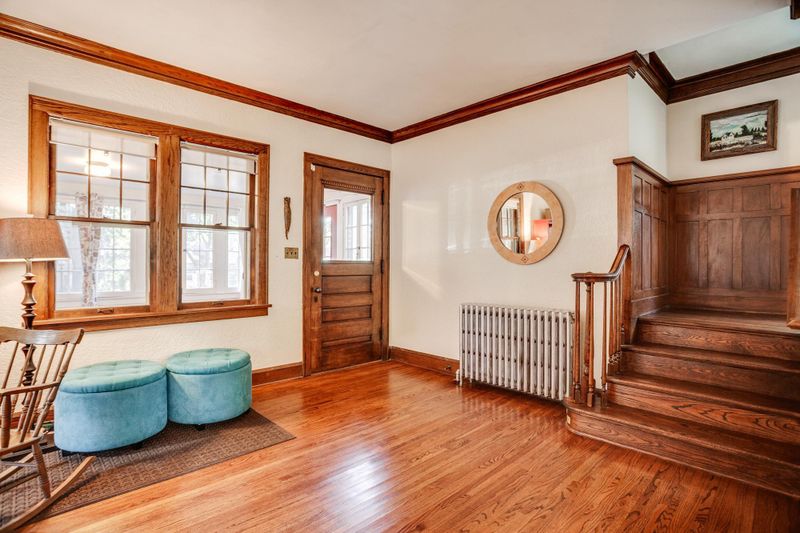 1933 E River Ter, Minneapolis, MN 55414