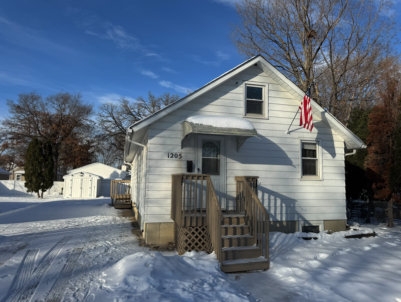 1205 10th St NE, Austin, MN 55912
