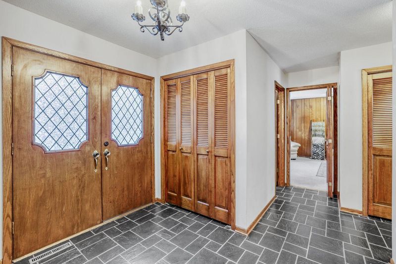 2574 Oak Dr, White Bear Lake, MN 55110