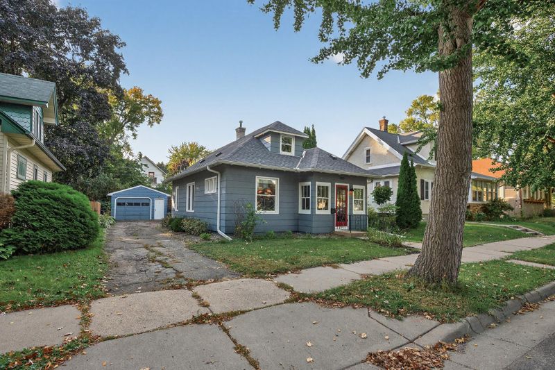 989 Barrett St, Saint Paul, MN 55103
