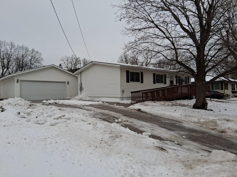 230 Spruce Dr E, Annandale, MN 55302
