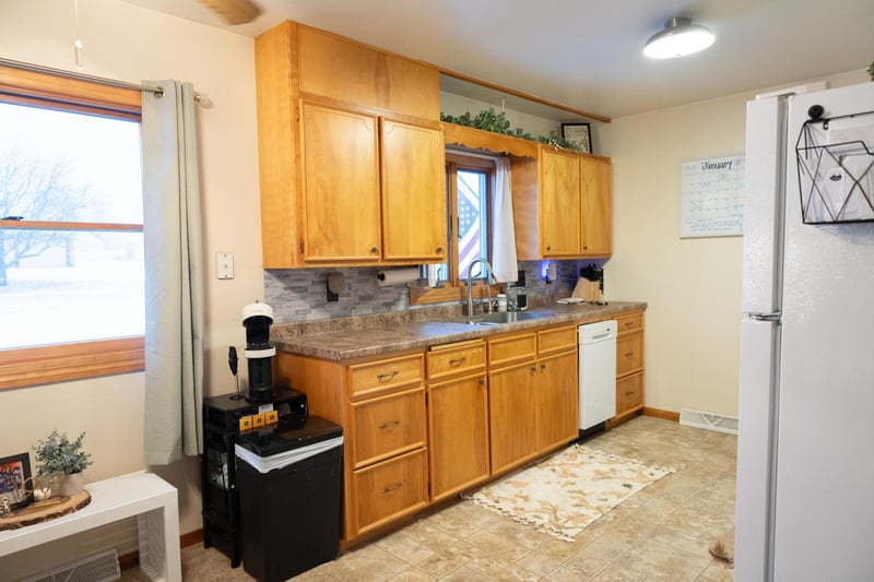 208 E 2nd St, Adrian, MN 56110