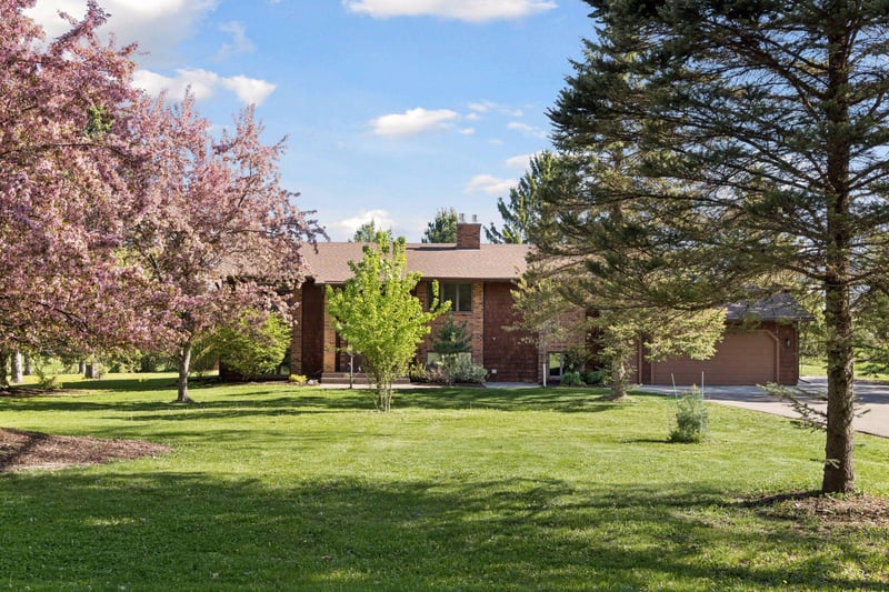 7 Doral Rd, Dellwood, MN 55110