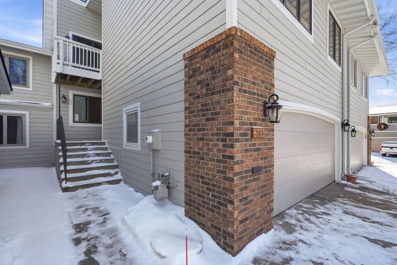 6733 W 82nd St, Bloomington, MN 55438