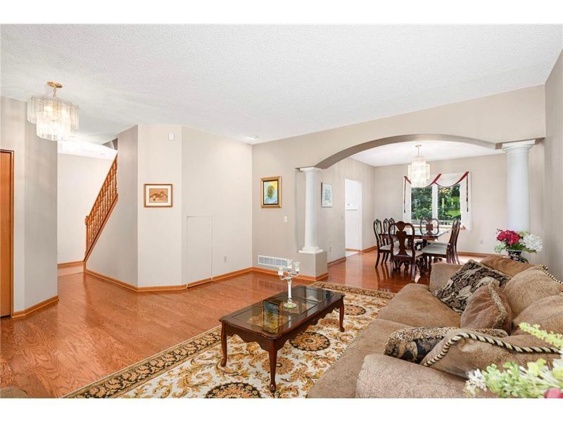 9035 Briarglen Rd, Eden Prairie, MN 55347