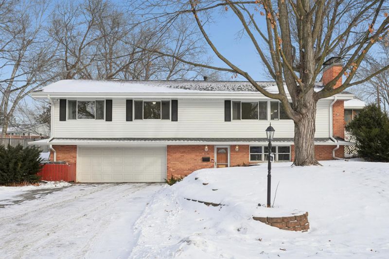 2120 Aquila Ave N, Golden Valley, MN 55427