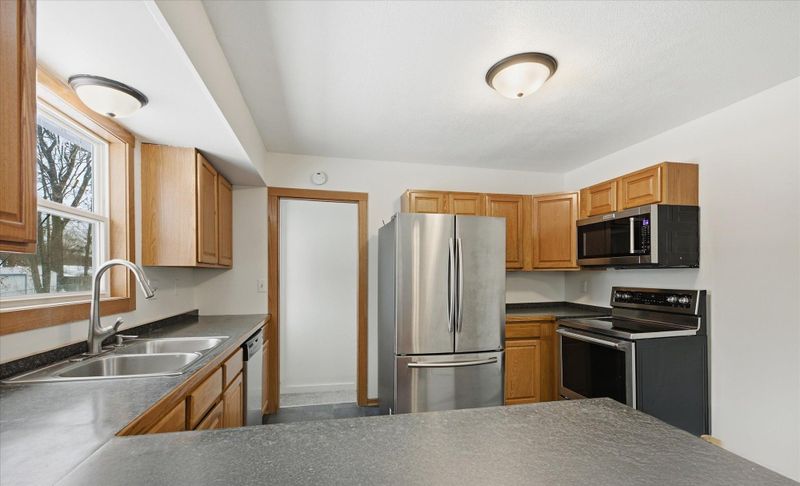6631 Elmwood Dr, Rockford, MN 55373