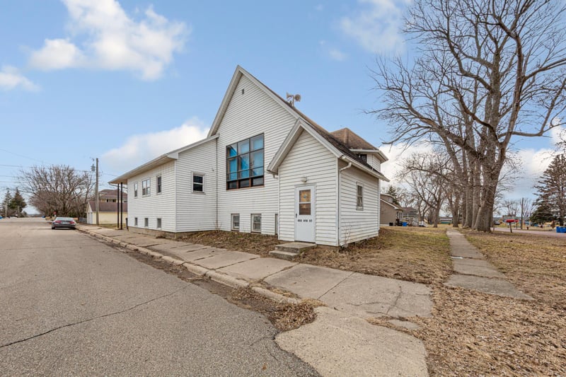 402 4th St N, Ellendale, MN 56026