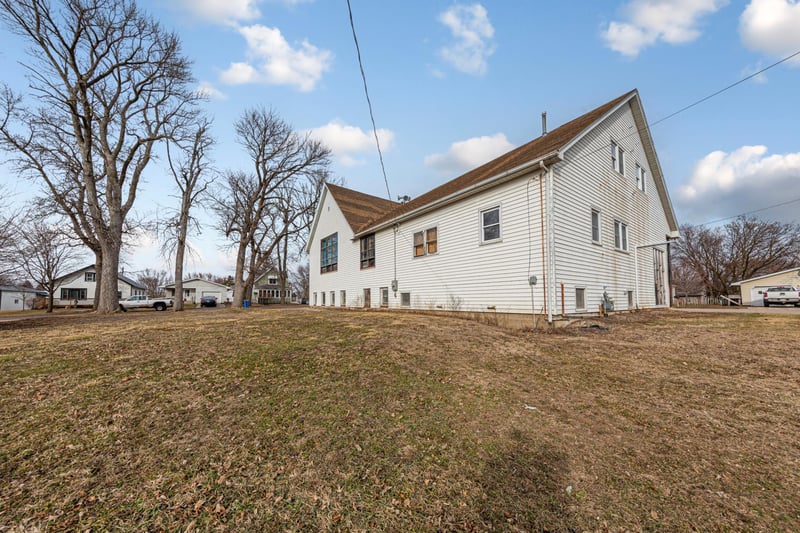 402 4th St N, Ellendale, MN 56026