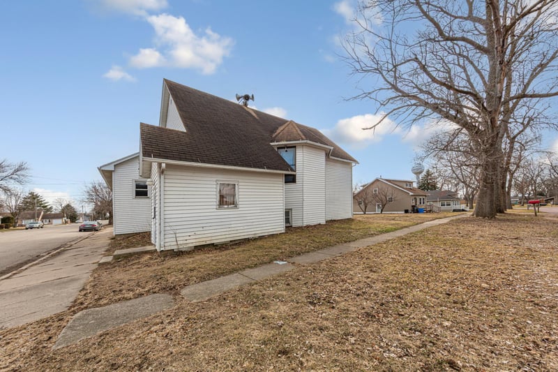 402 4th St N, Ellendale, MN 56026