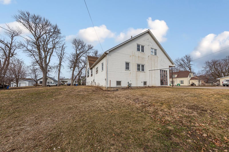 402 4th St N, Ellendale, MN 56026