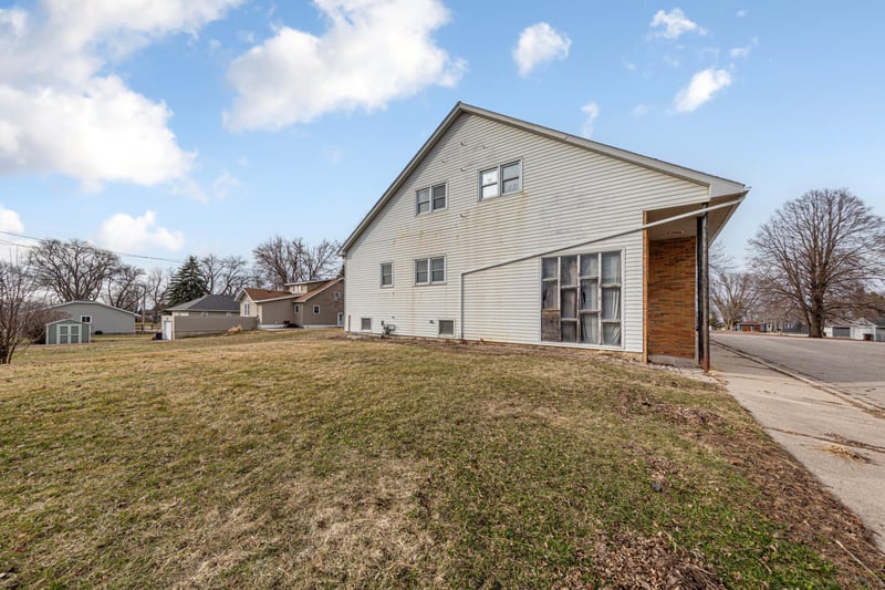402 4th St N, Ellendale, MN 56026