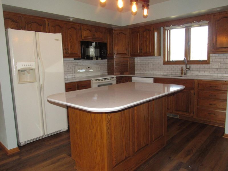 1621 Oakwood Dr, Worthington, MN 56187