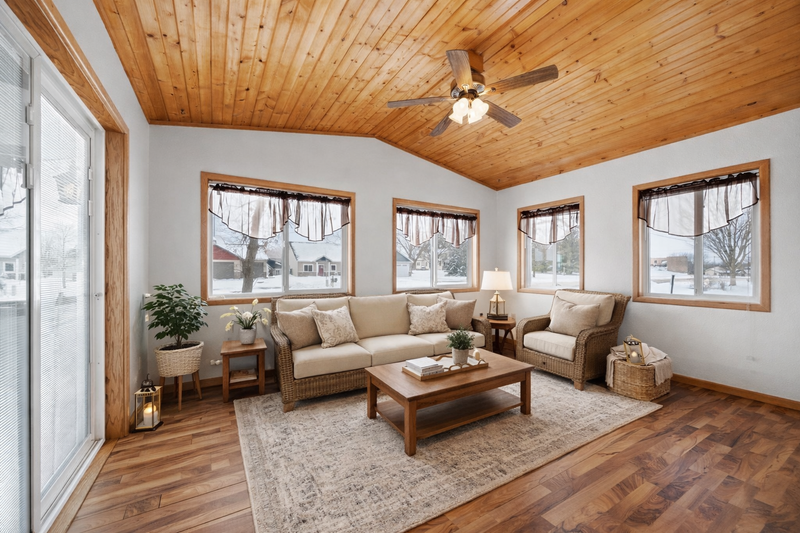 1015 1st St E, Glencoe, MN 55336