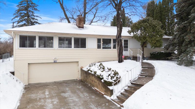 8109 30th Ave N, Crystal, MN 55427