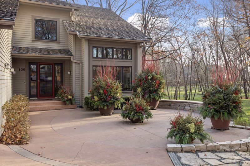 100 Black Oaks Ln N, Plymouth, MN 55391