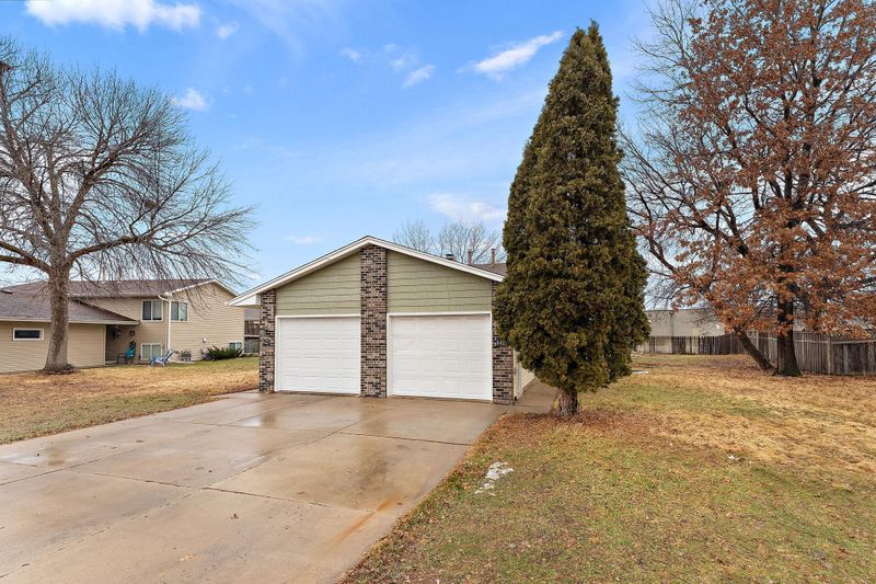 8425-8427 Rhode Island Dr N, Brooklyn Park, MN 55445