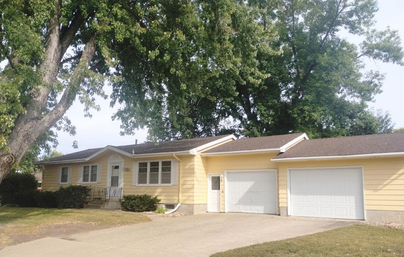 731 3rd Ave NE, Sleepy Eye, MN 56085