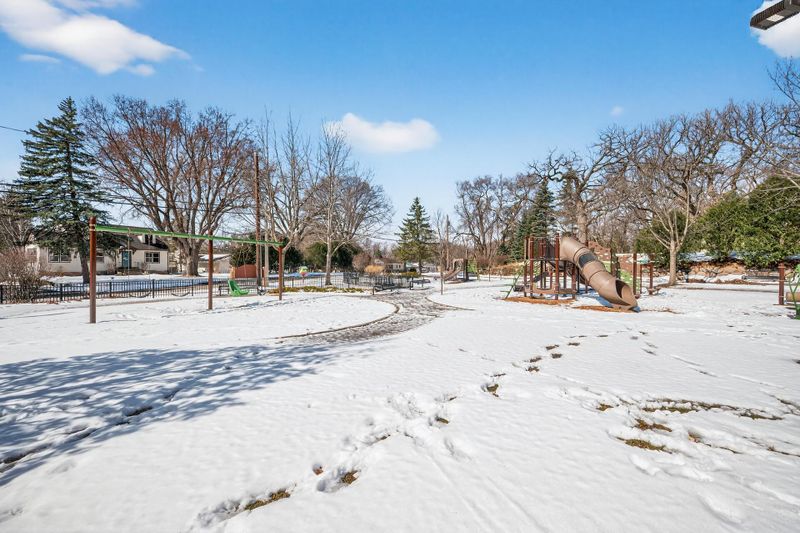 1946 Chatsworth St N, Roseville, MN 55113
