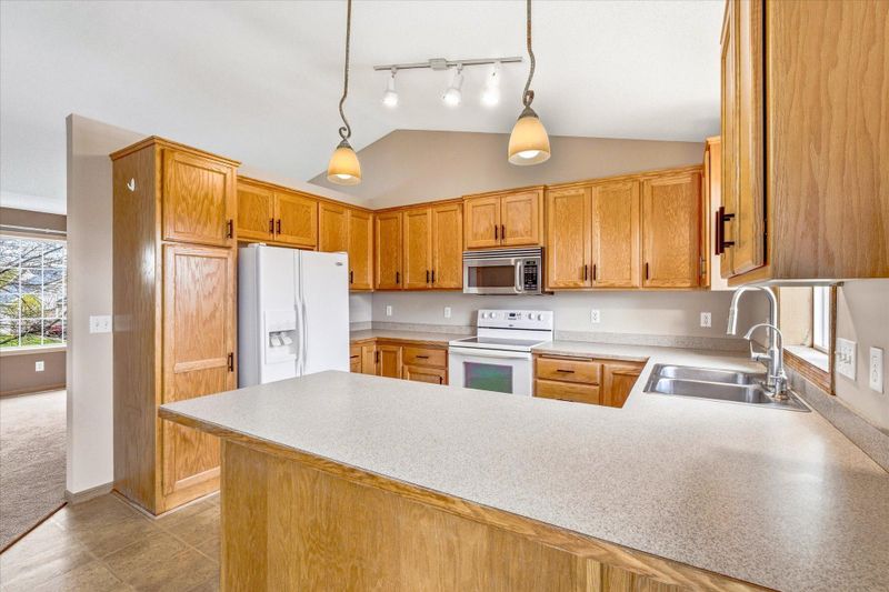 1136 Pioneer Trl SE, Cambridge, MN 55008