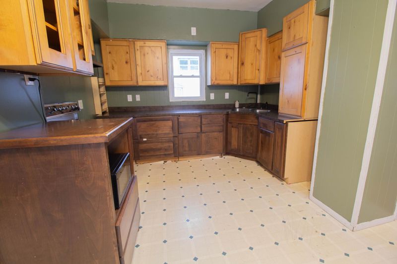 303 5th St NW, Austin, MN 55912