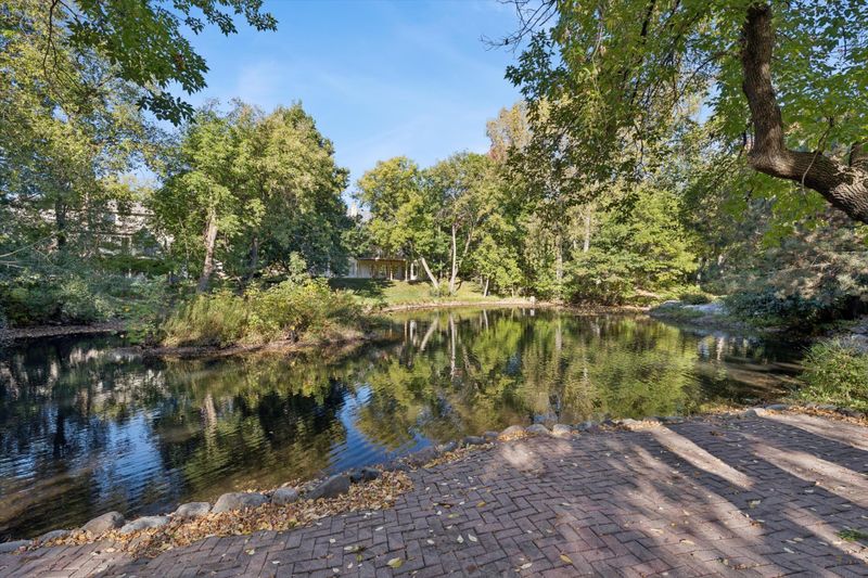 1312 Summit Oaks Dr, Burnsville, MN 55337