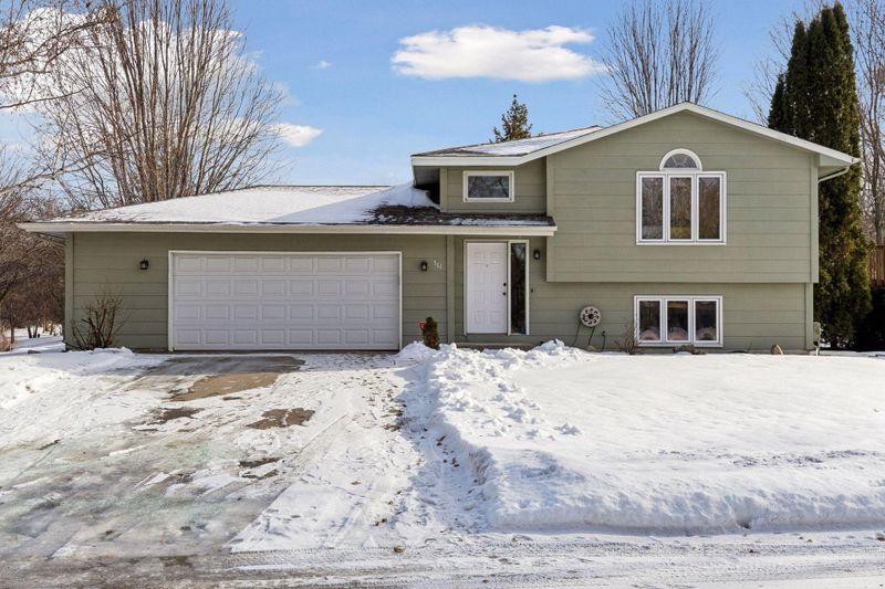 561 Dresden Dr, Chaska, MN 55318