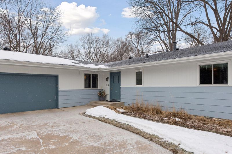 15880 Tonkawood Dr, Minnetonka, MN 55345